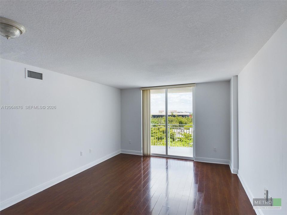 Active With Contract: $2,550 (2 beds, 2 baths, 904 Square Feet)