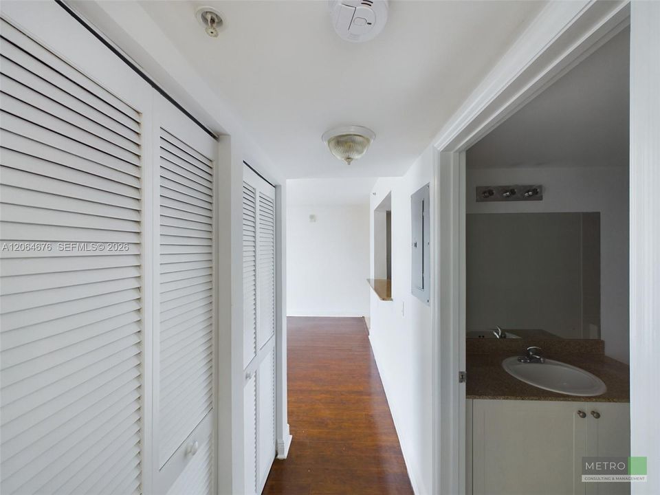 Active With Contract: $2,550 (2 beds, 2 baths, 904 Square Feet)