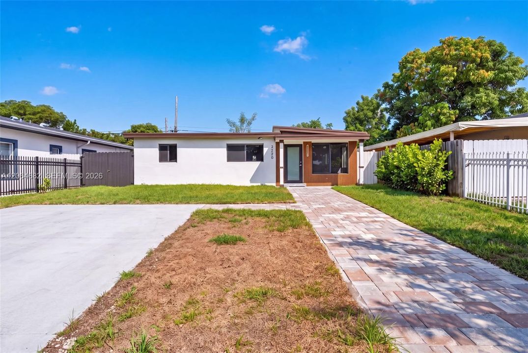For Sale: $485,000 (3 beds, 2 baths, 888 Square Feet)
