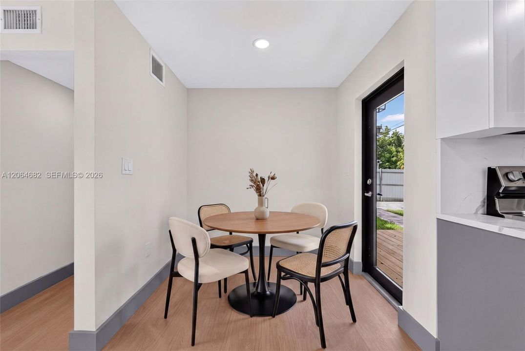 For Sale: $485,000 (3 beds, 2 baths, 888 Square Feet)