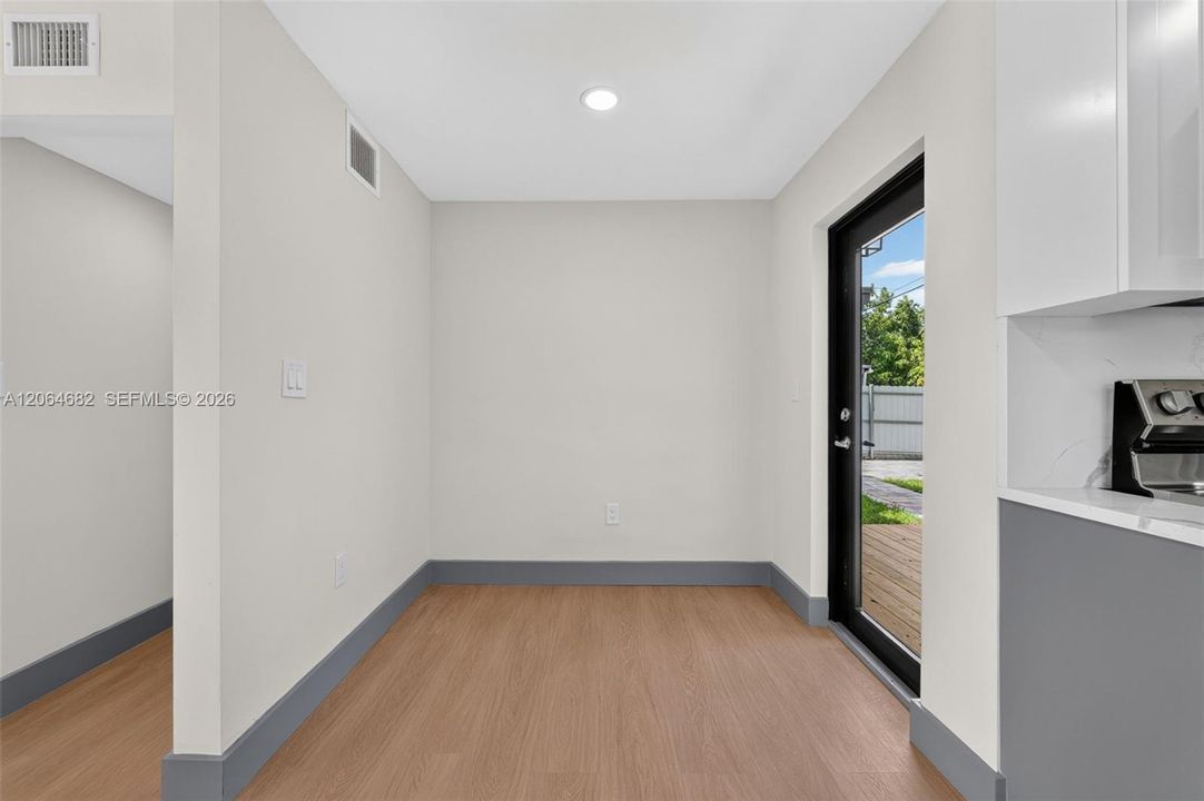 For Sale: $485,000 (3 beds, 2 baths, 888 Square Feet)