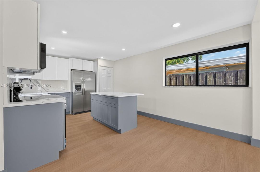 For Sale: $485,000 (3 beds, 2 baths, 888 Square Feet)
