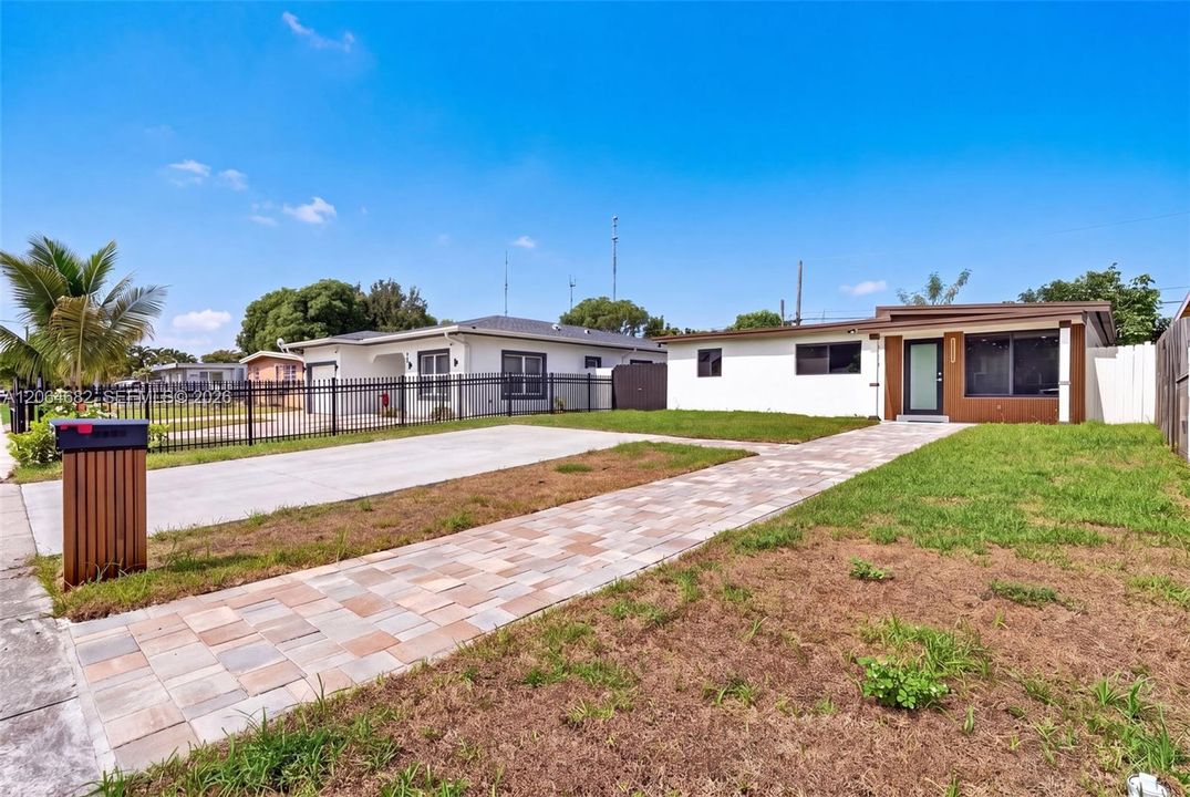 For Sale: $485,000 (3 beds, 2 baths, 888 Square Feet)