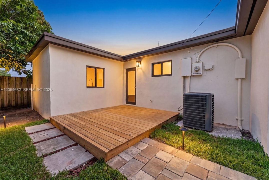 For Sale: $485,000 (3 beds, 2 baths, 888 Square Feet)