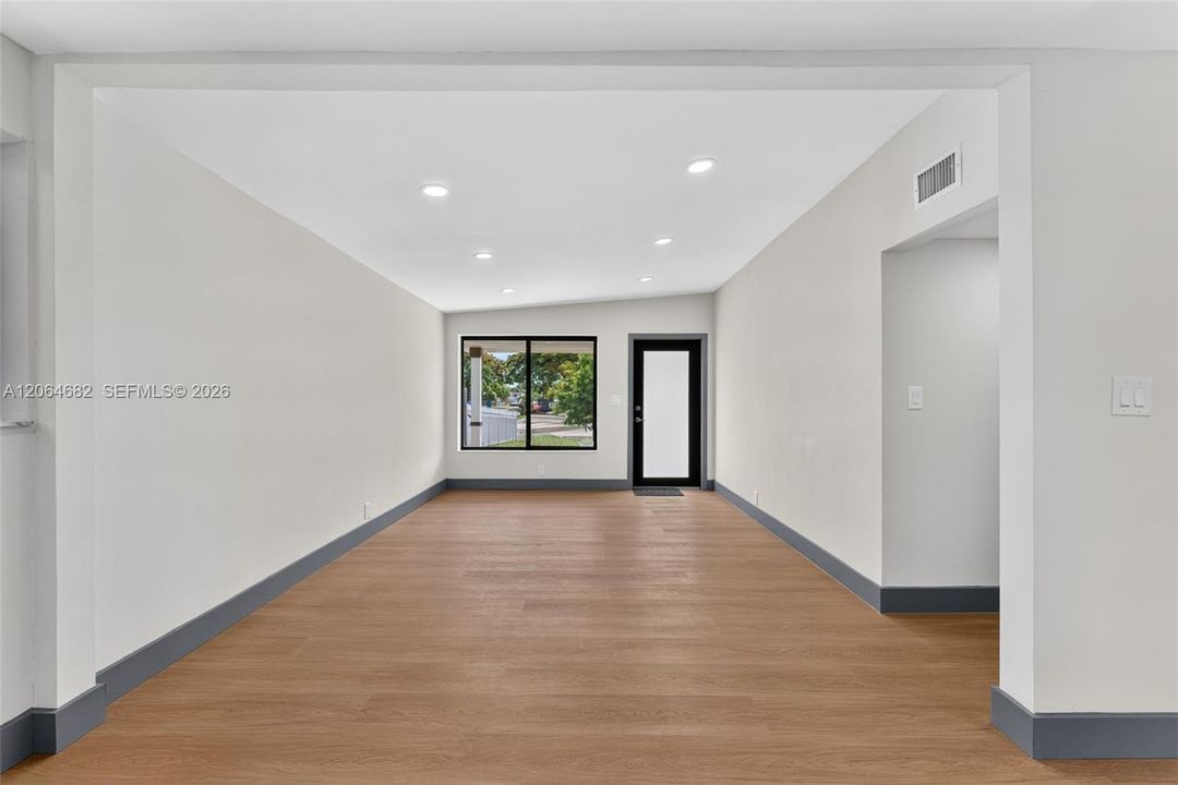 For Sale: $485,000 (3 beds, 2 baths, 888 Square Feet)