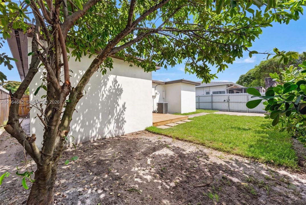 For Sale: $485,000 (3 beds, 2 baths, 888 Square Feet)