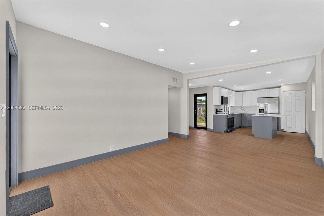 For Sale: $485,000 (3 beds, 2 baths, 888 Square Feet)