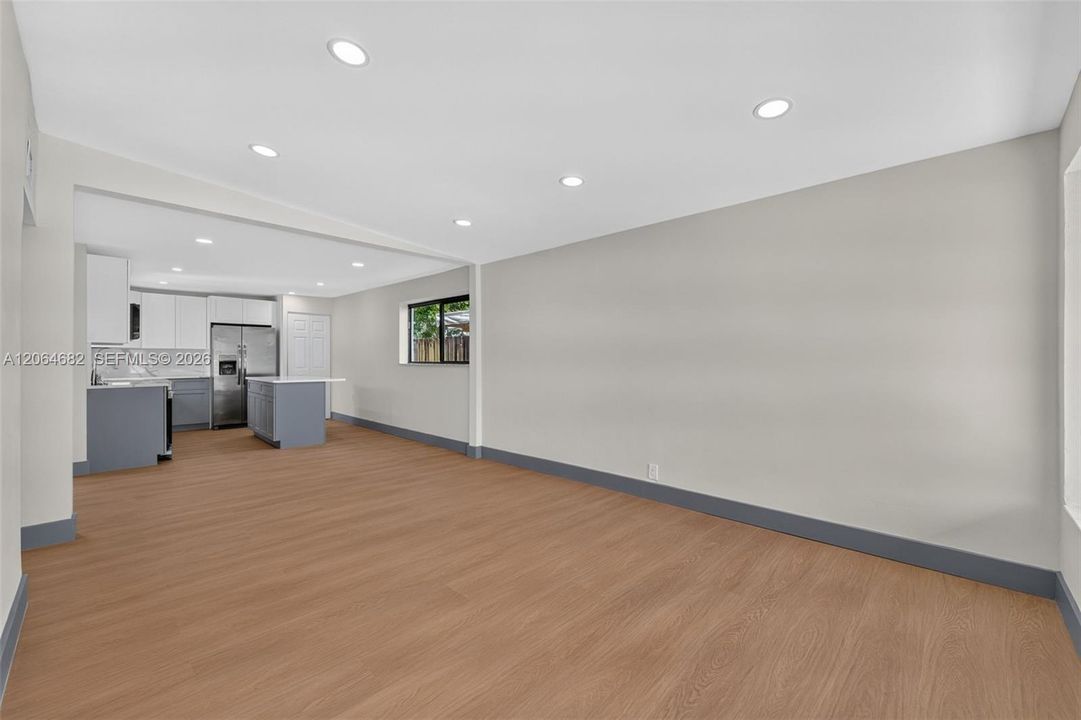 For Sale: $485,000 (3 beds, 2 baths, 888 Square Feet)