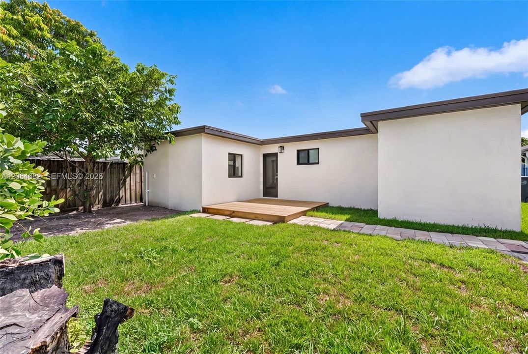 For Sale: $485,000 (3 beds, 2 baths, 888 Square Feet)
