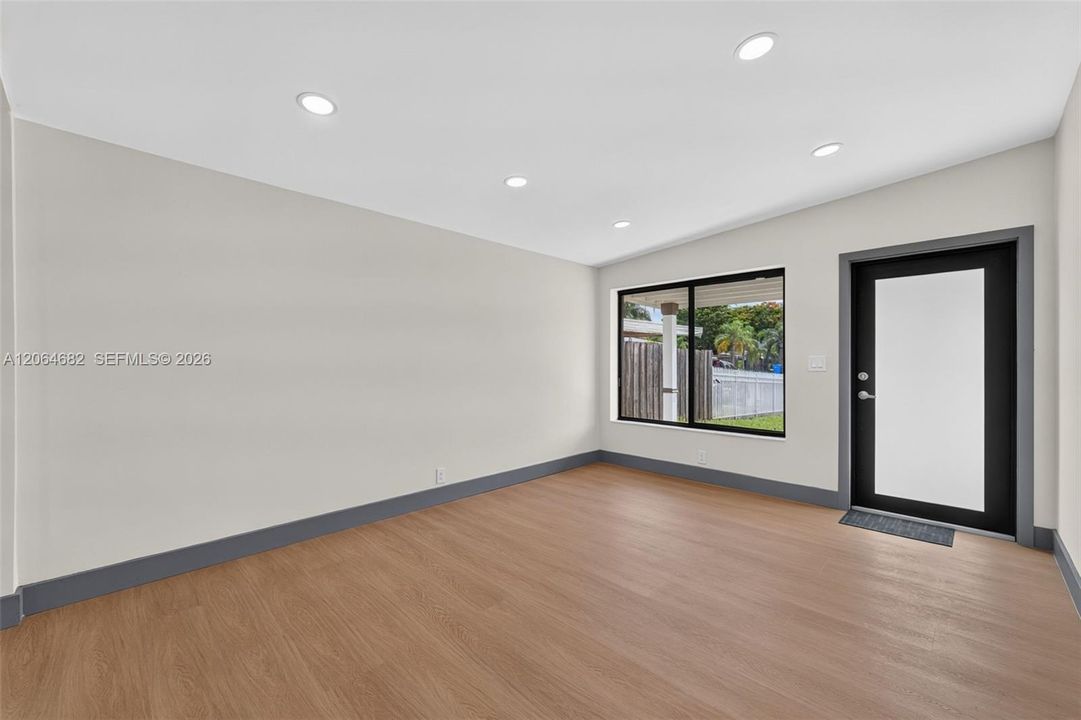 For Sale: $485,000 (3 beds, 2 baths, 888 Square Feet)