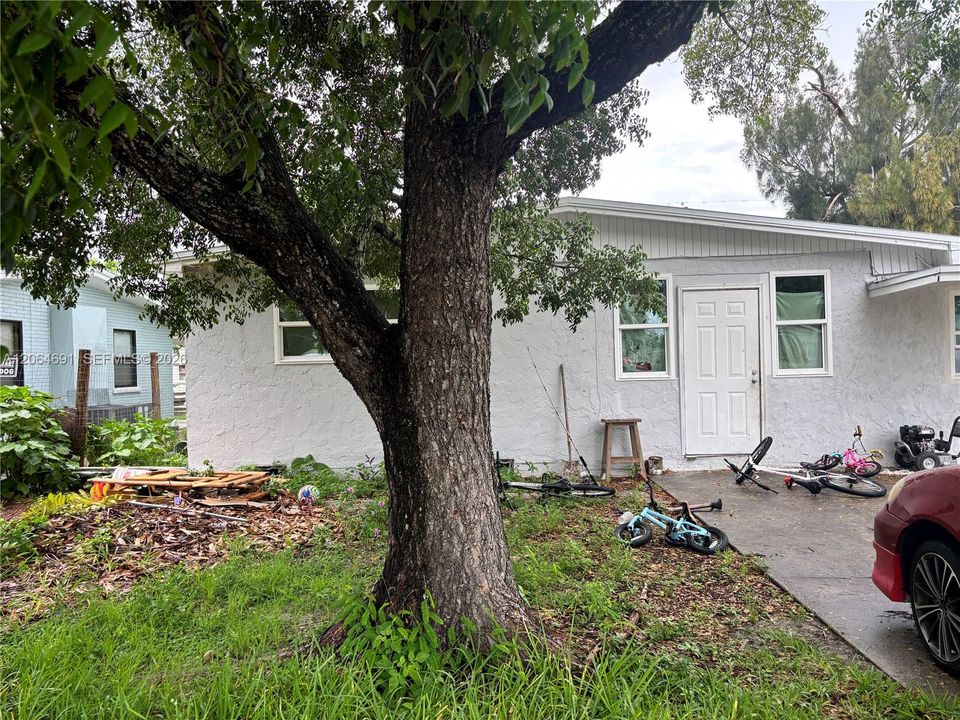 For Sale: $200,000 (3 beds, 1 baths, 1051 Square Feet)