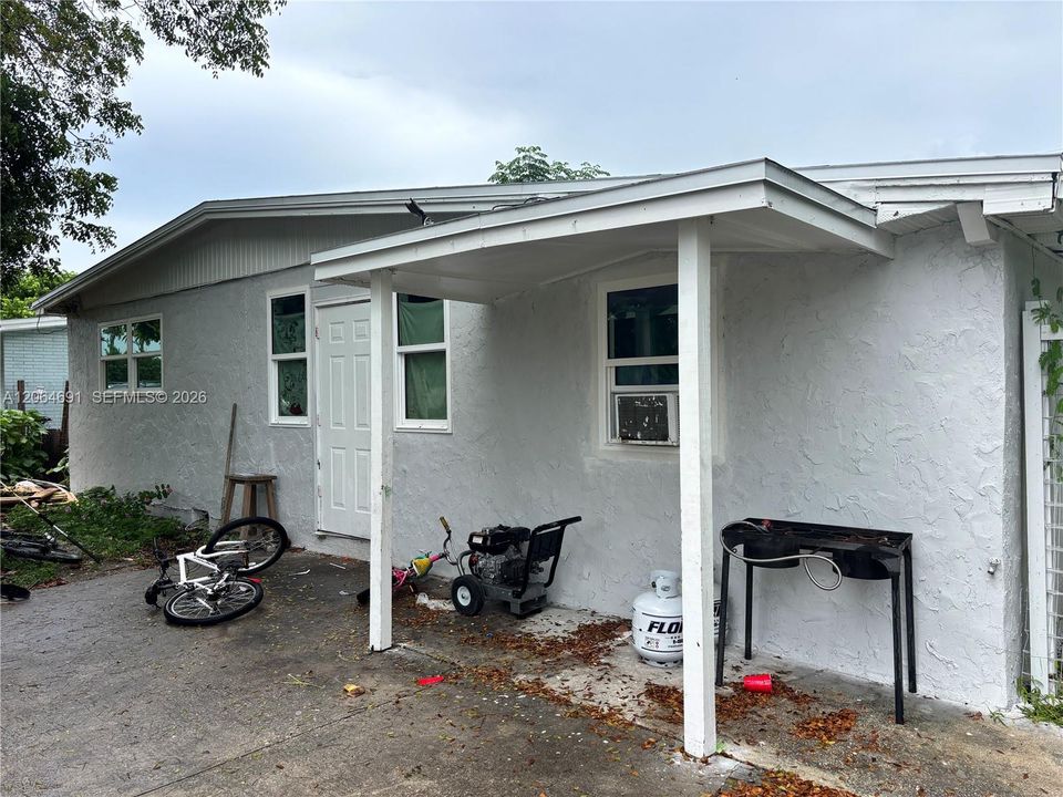 For Sale: $200,000 (3 beds, 1 baths, 1051 Square Feet)
