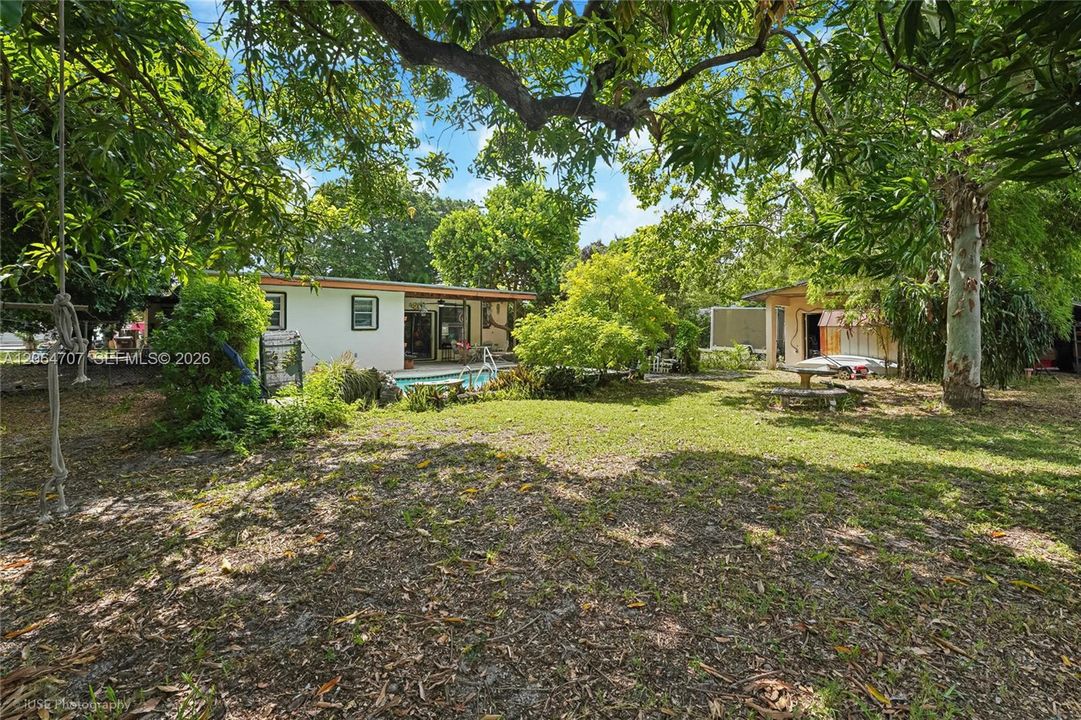 Active With Contract: $850,000 (5 beds, 4 baths, 2933 Square Feet)