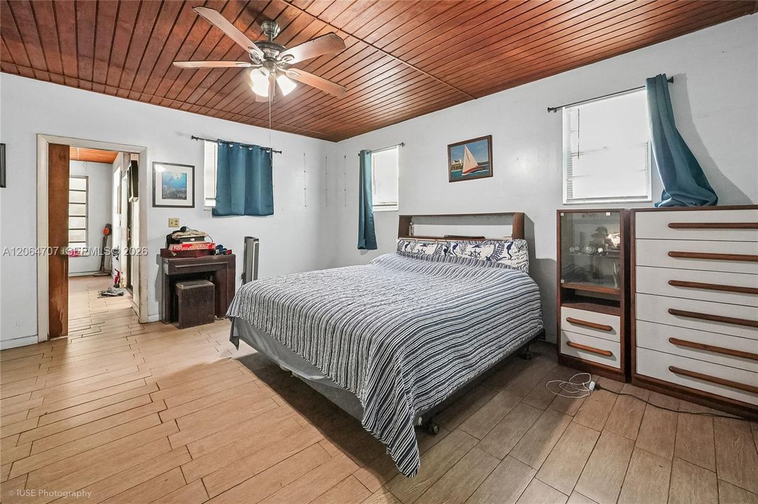 Active With Contract: $850,000 (5 beds, 4 baths, 2933 Square Feet)
