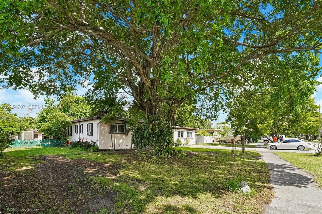 Active With Contract: $850,000 (5 beds, 4 baths, 2933 Square Feet)