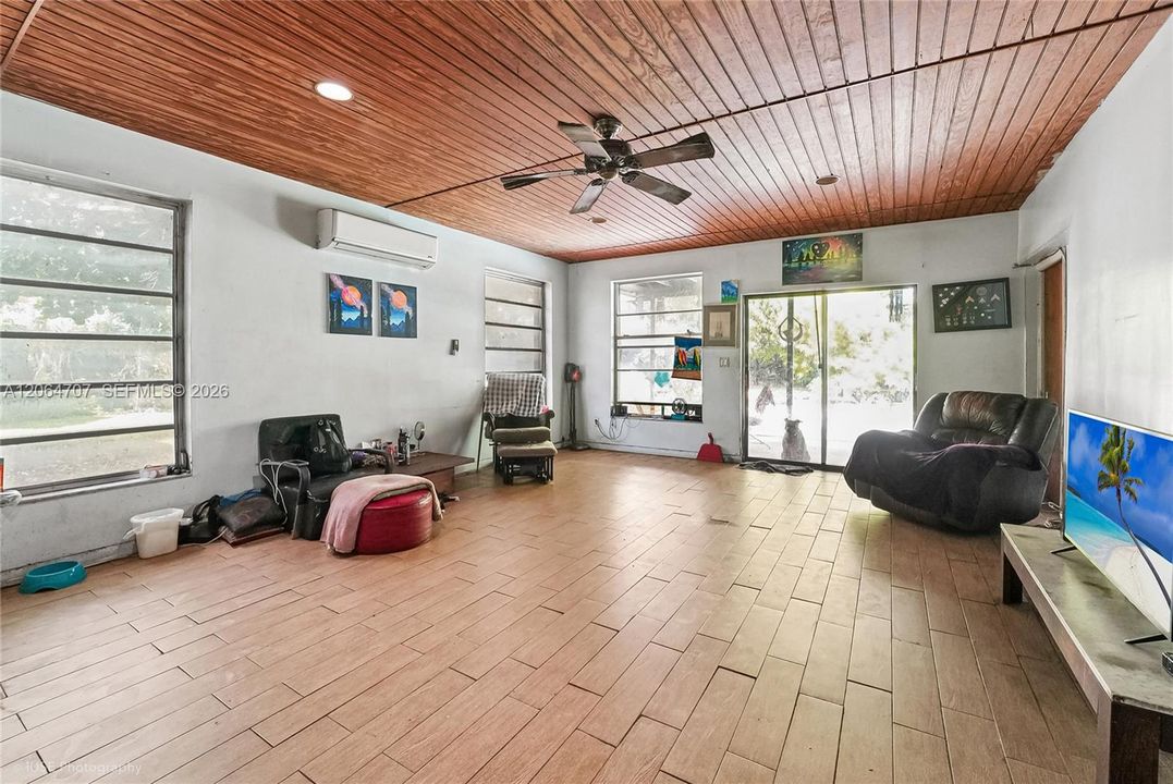 Active With Contract: $850,000 (5 beds, 4 baths, 2933 Square Feet)