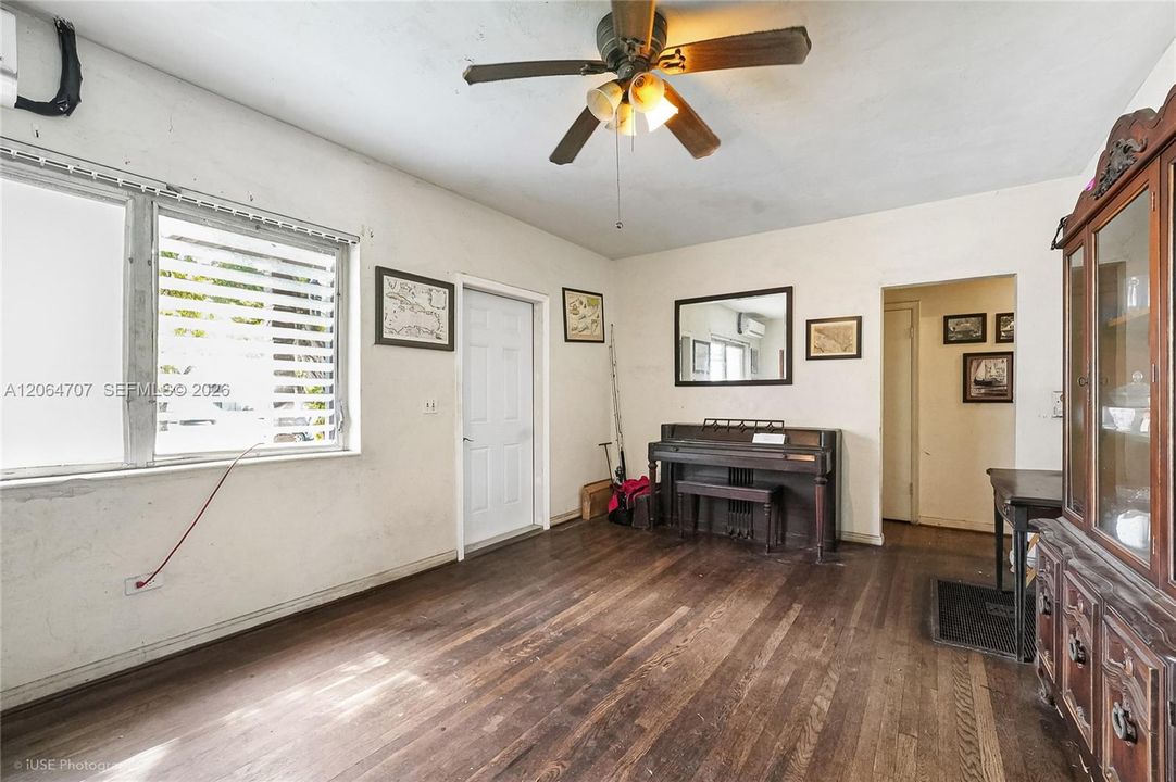 Active With Contract: $850,000 (5 beds, 4 baths, 2933 Square Feet)