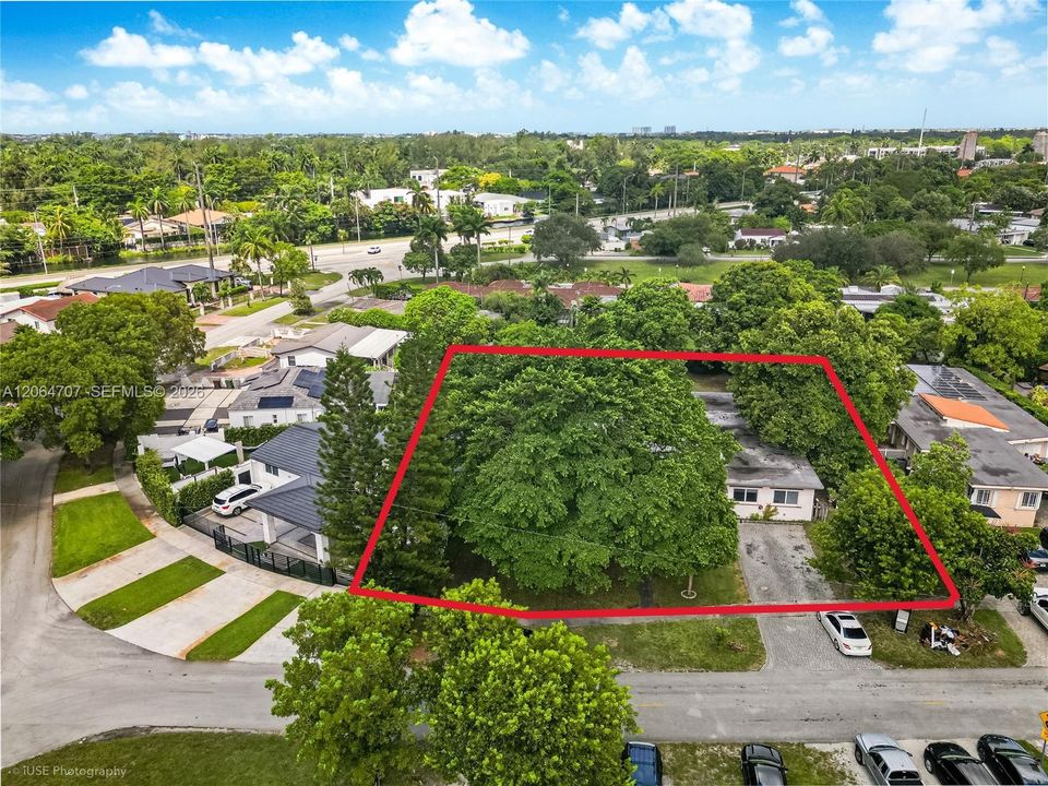 Active With Contract: $850,000 (5 beds, 4 baths, 2933 Square Feet)