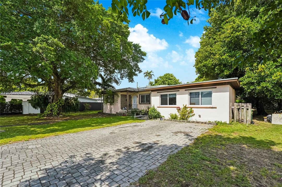 Active With Contract: $850,000 (5 beds, 4 baths, 2933 Square Feet)