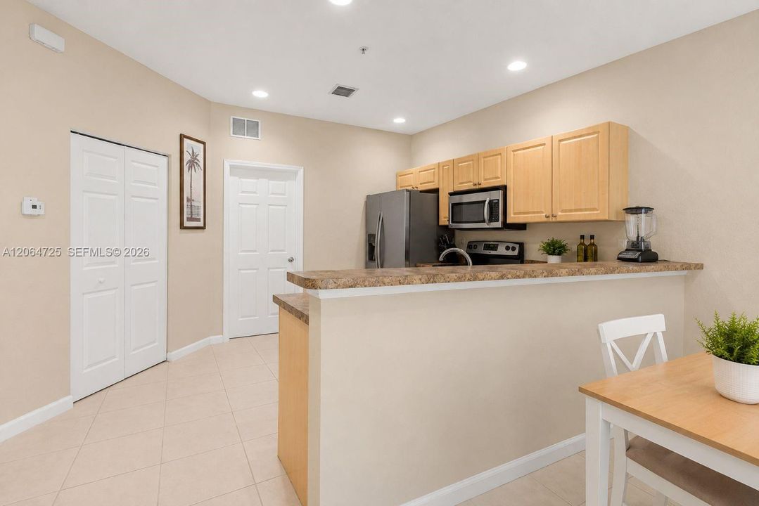 For Sale: $195,000 (3 beds, 2 baths, 1049 Square Feet)