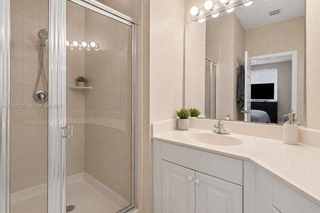 For Sale: $195,000 (3 beds, 2 baths, 1049 Square Feet)