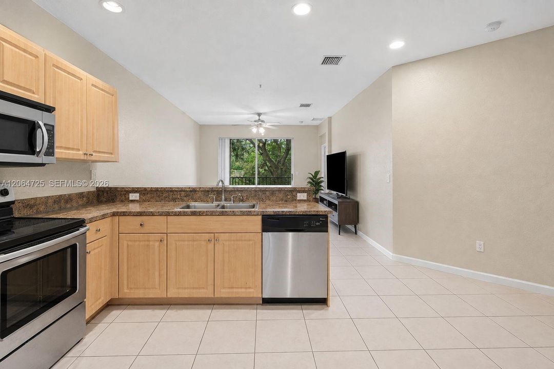 For Sale: $195,000 (3 beds, 2 baths, 1049 Square Feet)