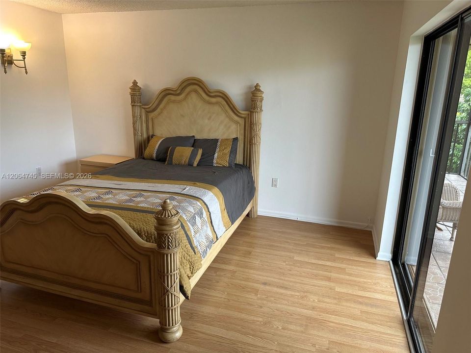 For Sale: $285,000 (2 beds, 2 baths, 985 Square Feet)