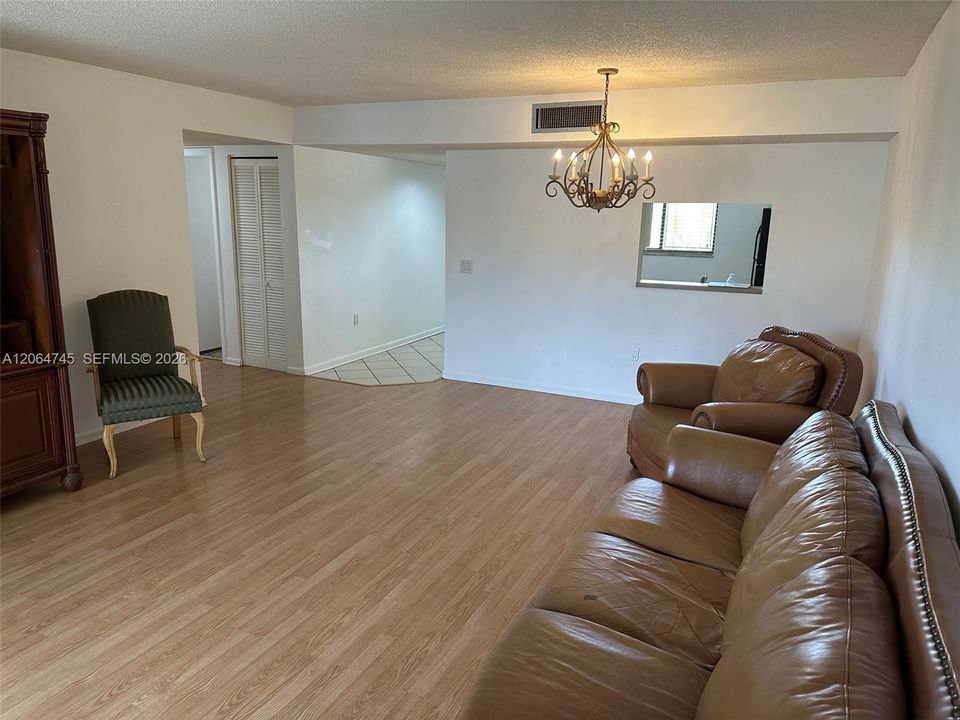 For Sale: $285,000 (2 beds, 2 baths, 985 Square Feet)