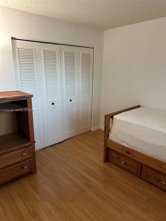 For Sale: $285,000 (2 beds, 2 baths, 985 Square Feet)