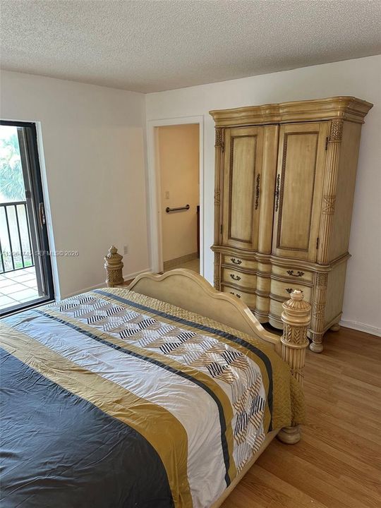 For Sale: $285,000 (2 beds, 2 baths, 985 Square Feet)