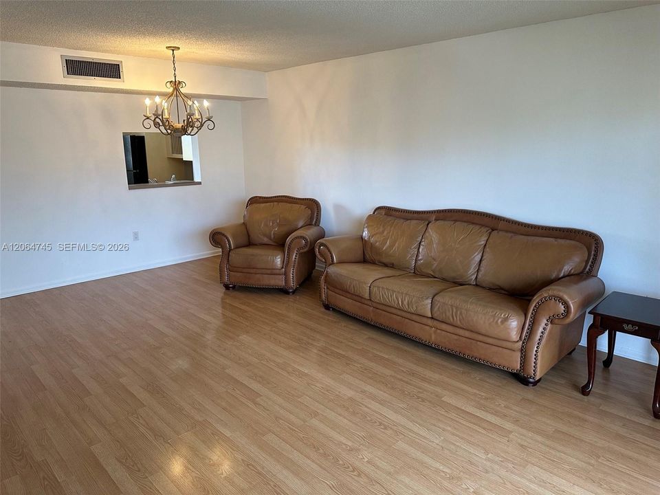 For Sale: $285,000 (2 beds, 2 baths, 985 Square Feet)
