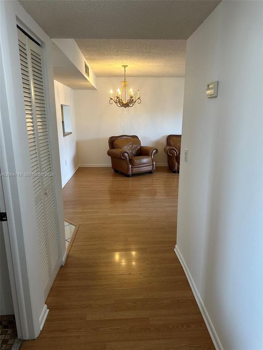 For Sale: $285,000 (2 beds, 2 baths, 985 Square Feet)