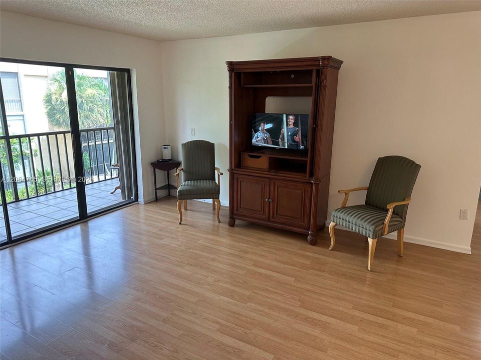For Sale: $285,000 (2 beds, 2 baths, 985 Square Feet)