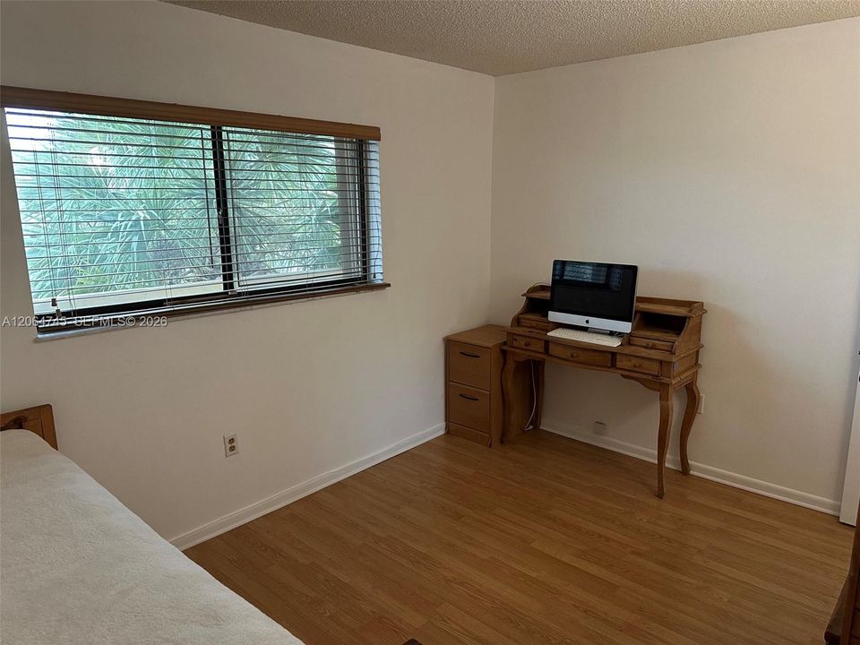 For Sale: $285,000 (2 beds, 2 baths, 985 Square Feet)