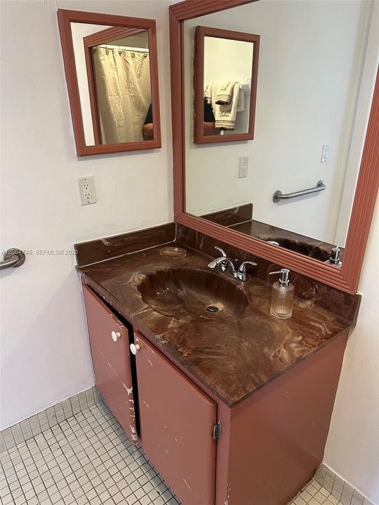 For Sale: $285,000 (2 beds, 2 baths, 985 Square Feet)