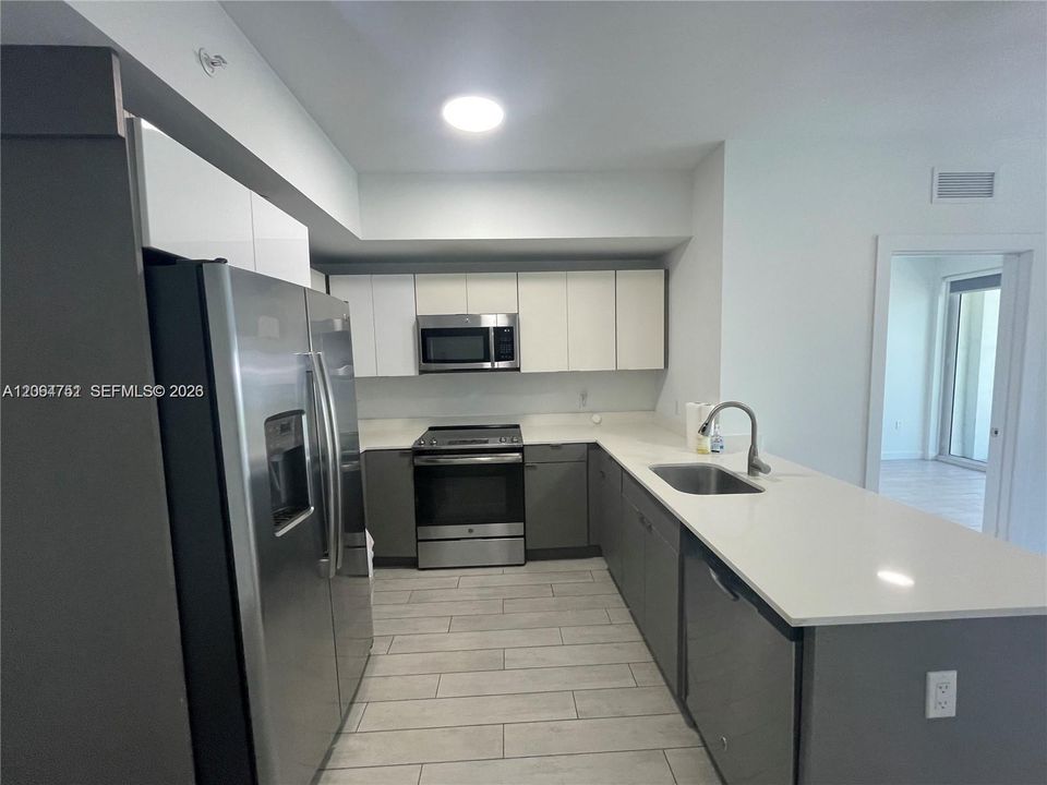 На продажу: $425,000 (2 спален, 2 ванн, 815 Квадратных фут)