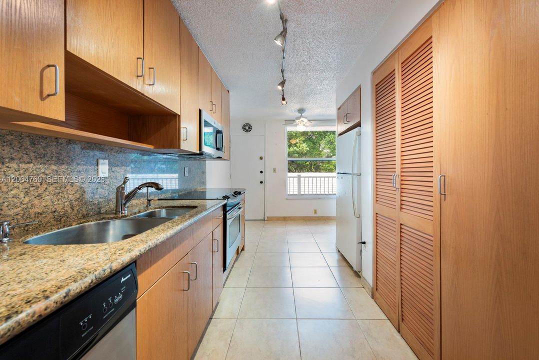 For Sale: $629,000 (2 beds, 2 baths, 1500 Square Feet)