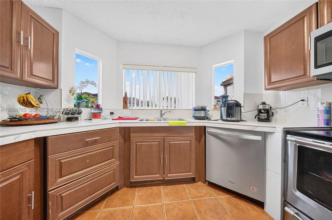 For Sale: $669,000 (3 beds, 3 baths, 1654 Square Feet)