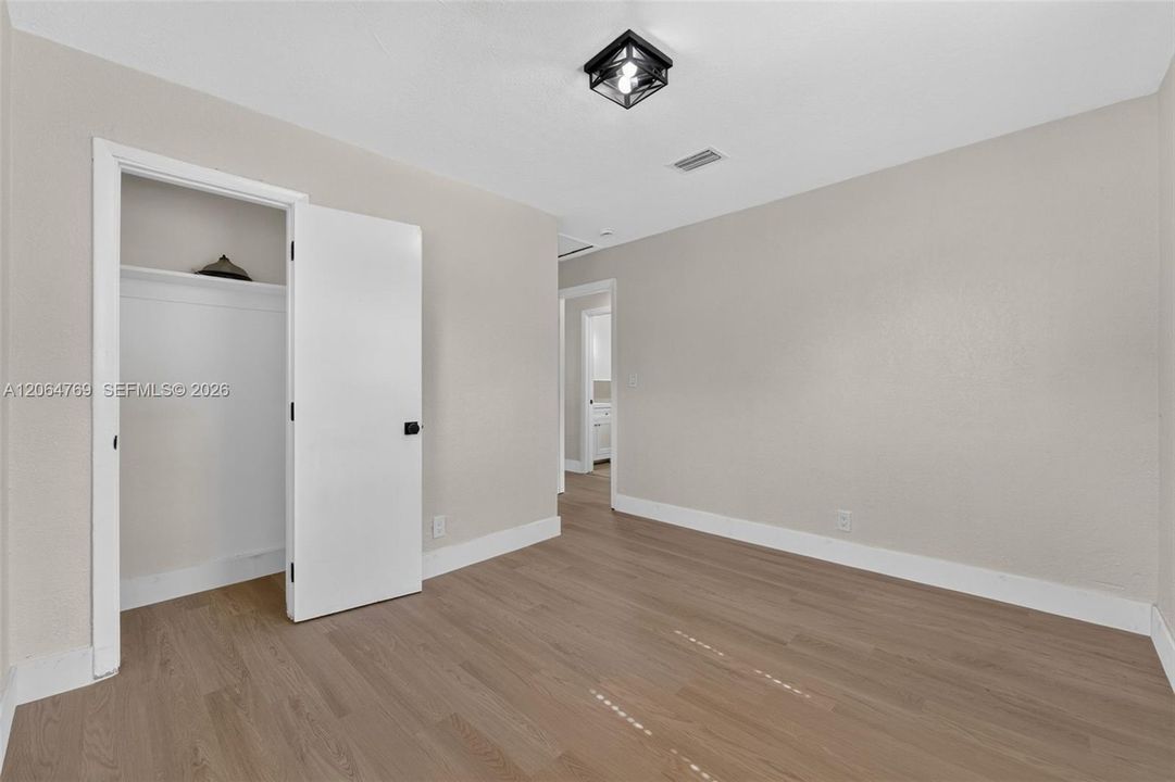 For Sale: $425,000 (3 beds, 1 baths, 900 Square Feet)