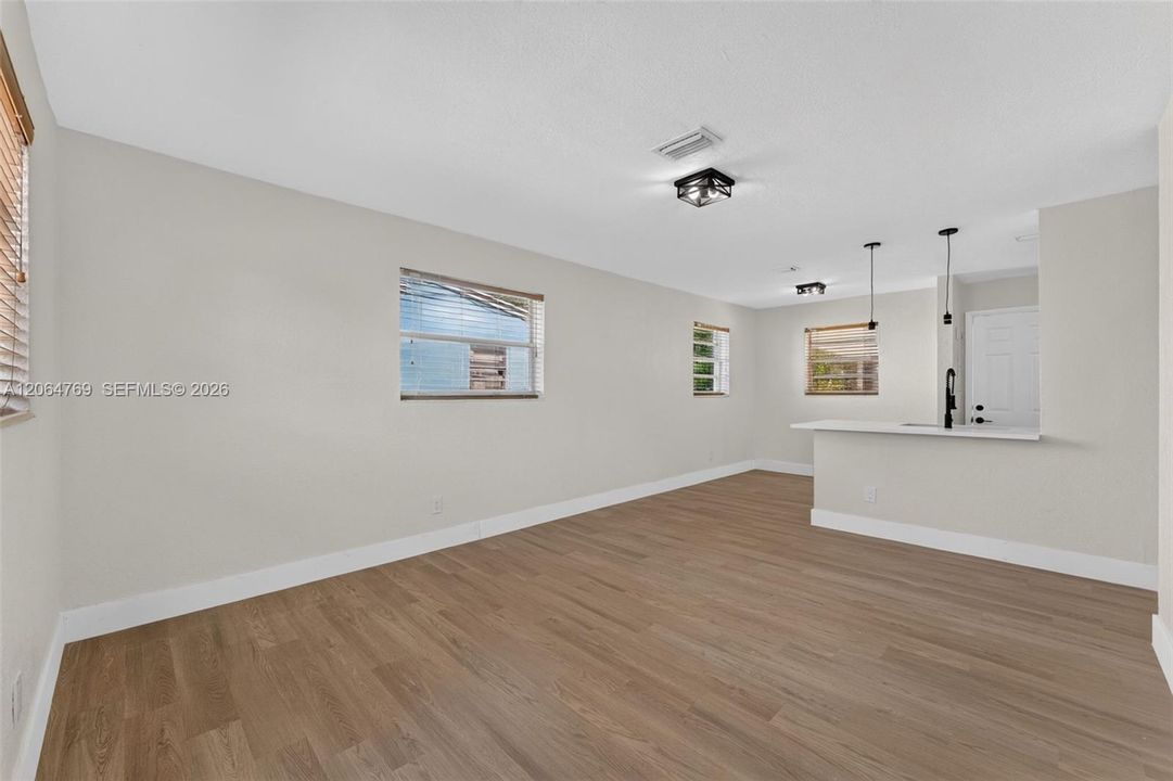 For Sale: $425,000 (3 beds, 1 baths, 900 Square Feet)