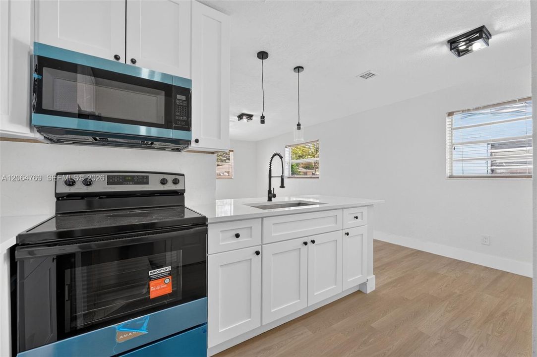 For Sale: $425,000 (3 beds, 1 baths, 900 Square Feet)