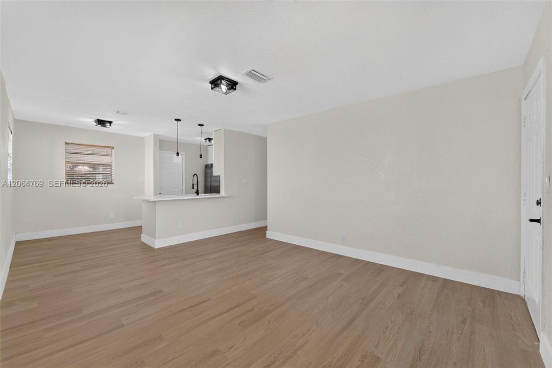 For Sale: $425,000 (3 beds, 1 baths, 900 Square Feet)