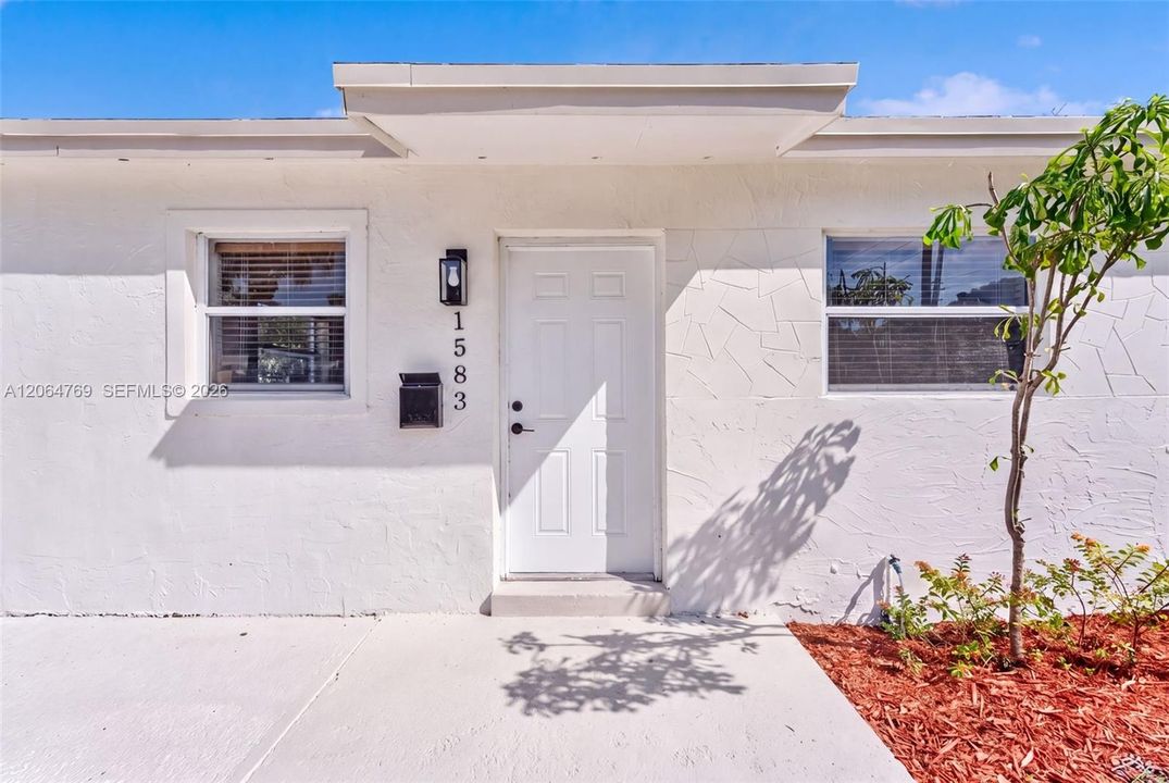 For Sale: $425,000 (3 beds, 1 baths, 900 Square Feet)