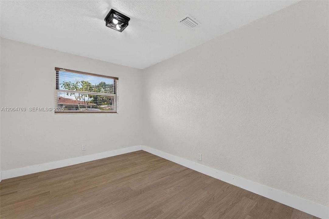 For Sale: $425,000 (3 beds, 1 baths, 900 Square Feet)
