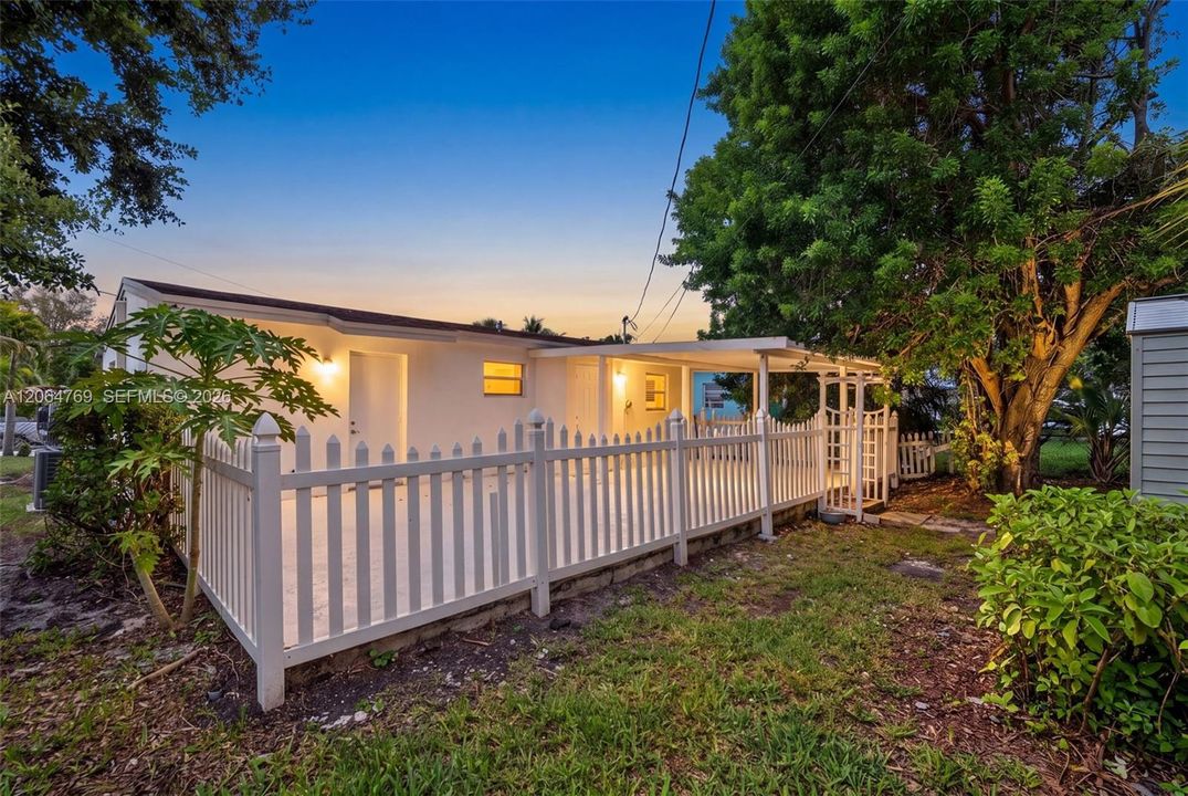 For Sale: $425,000 (3 beds, 1 baths, 900 Square Feet)