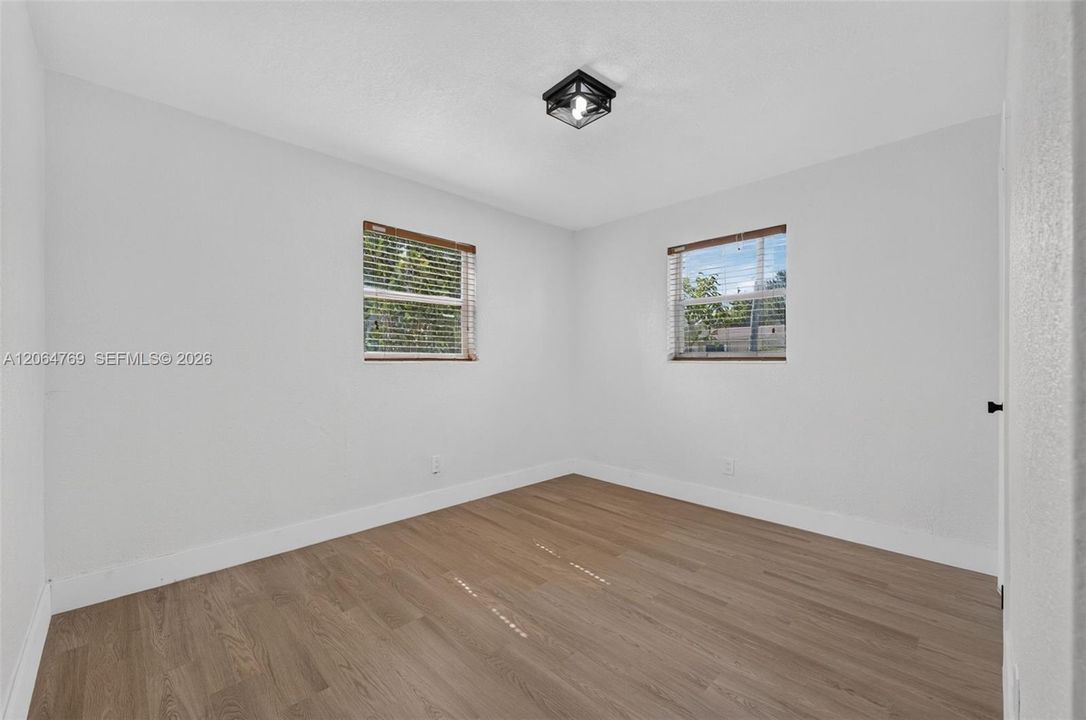 For Sale: $425,000 (3 beds, 1 baths, 900 Square Feet)