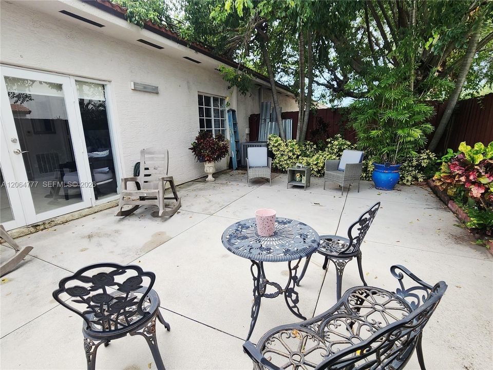 For Sale: $450,000 (3 beds, 2 baths, 1252 Square Feet)