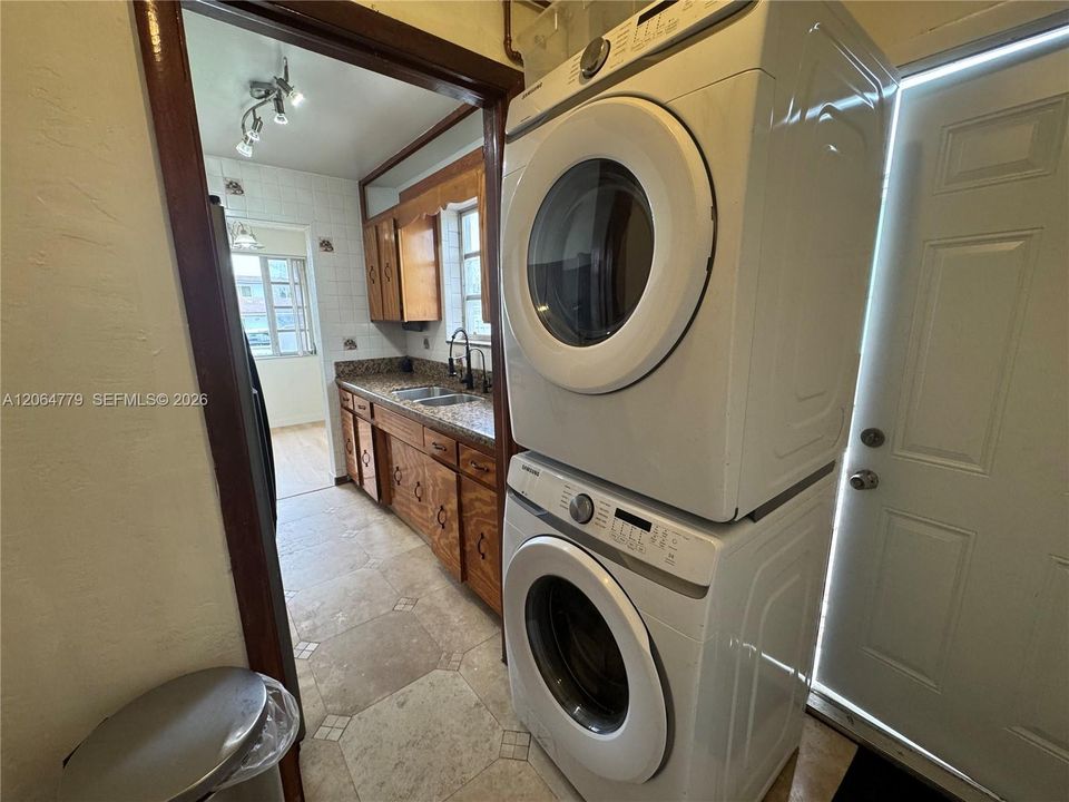 For Sale: $543,700 (3 beds, 1 baths, 1025 Square Feet)