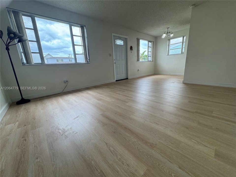 For Sale: $543,700 (3 beds, 1 baths, 1025 Square Feet)
