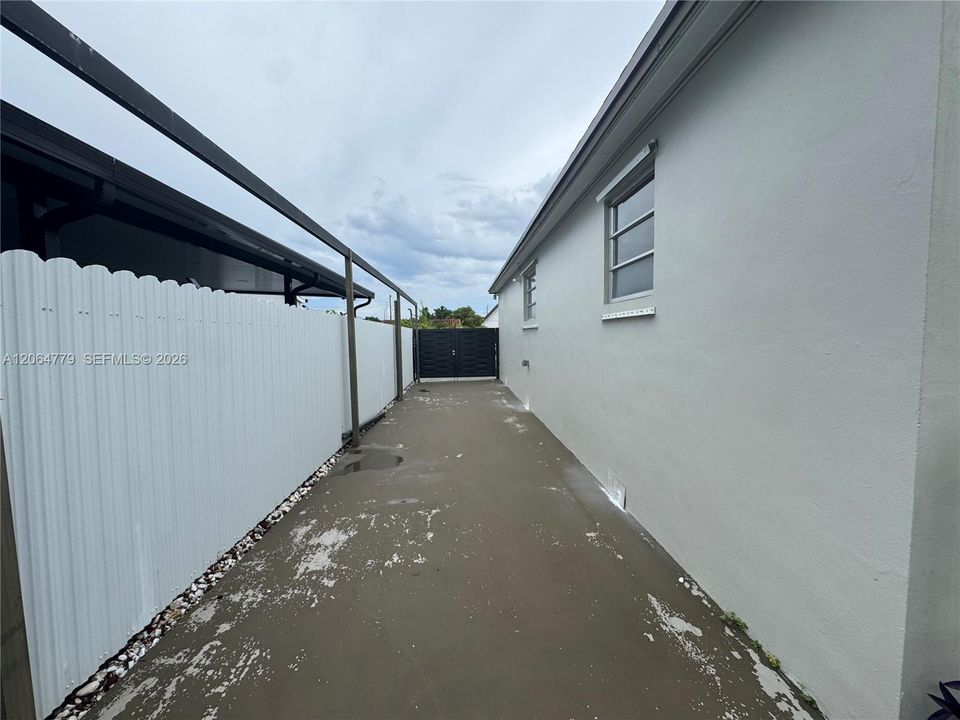 For Sale: $543,700 (3 beds, 1 baths, 1025 Square Feet)